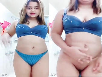 Indian teen hither calvous pussy and shaved twat on webcam